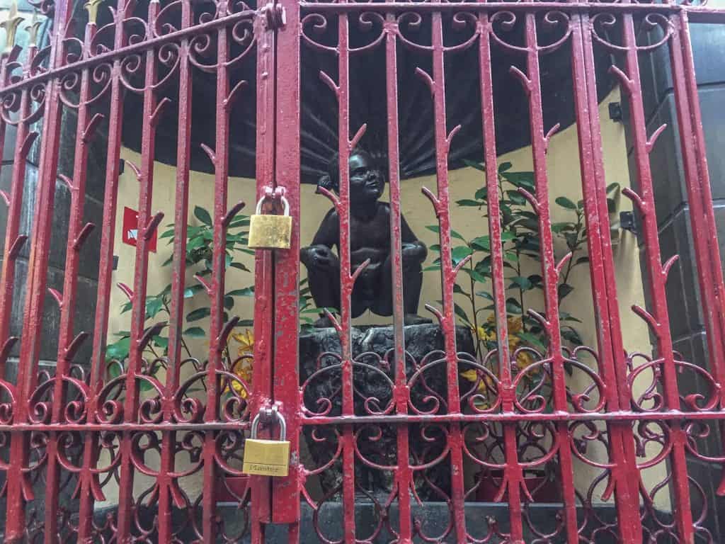 Jeanneke Pis is hidden behind the fence and hard to capture...