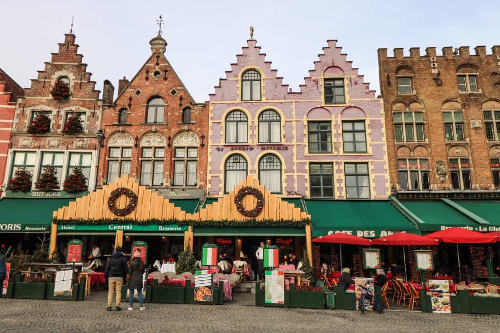 Staying near the Markt square is the most convenient!