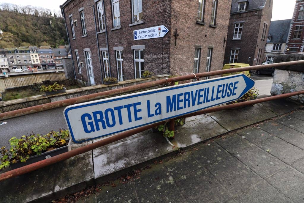 A Grotte La Merveilleuse sign pointing towards the underground caves just a short walk or drive from town.