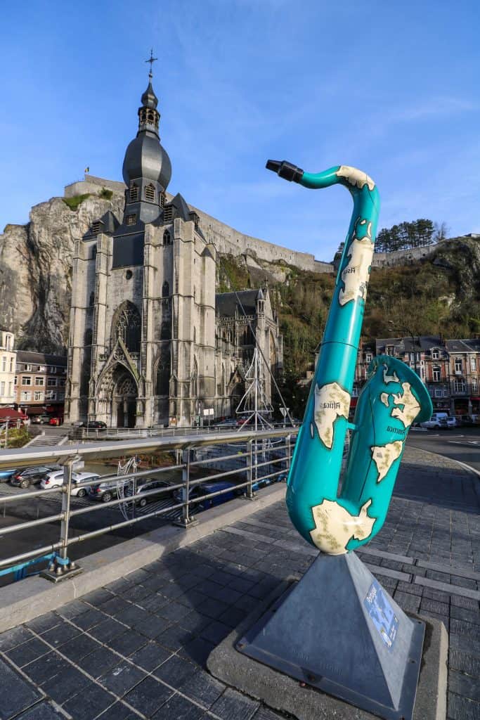 A turquoise saxophone statue with white continents on it representing a map, each saxophone statue represents a country of the EU.