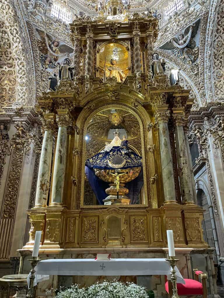 The very beautiful and grand alter in the Rosary Chapel with lots of gold plating.
